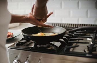 What Are the Tips for Cooking With Cast Iron Skillets?